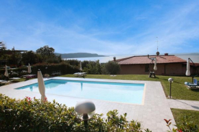 Panorama lake view, pool & garden, 2 bathrooms, kingsize & single-beds, fast Internet